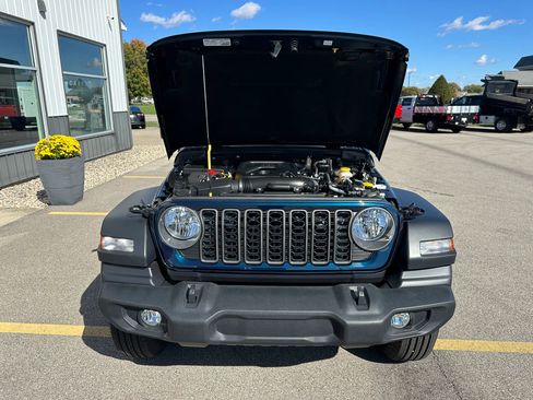 Used 2025 Jeep Wrangler Sport image 33