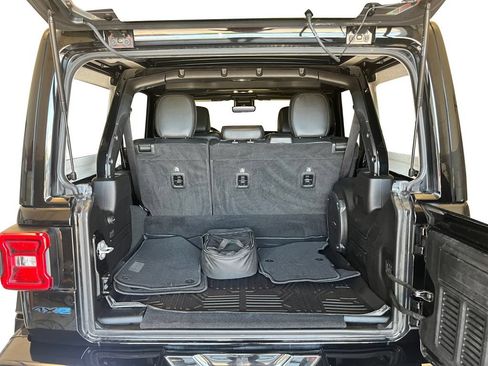 Used 2022 Jeep Wrangler Unlimited Sahara AWD/4WD image 28