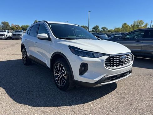 Used 2025 Ford Escape SE image 3