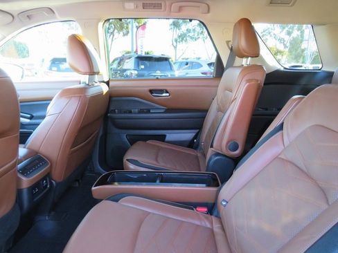 Used 2022 Nissan Pathfinder Platinum w/ Cargo Package image 18