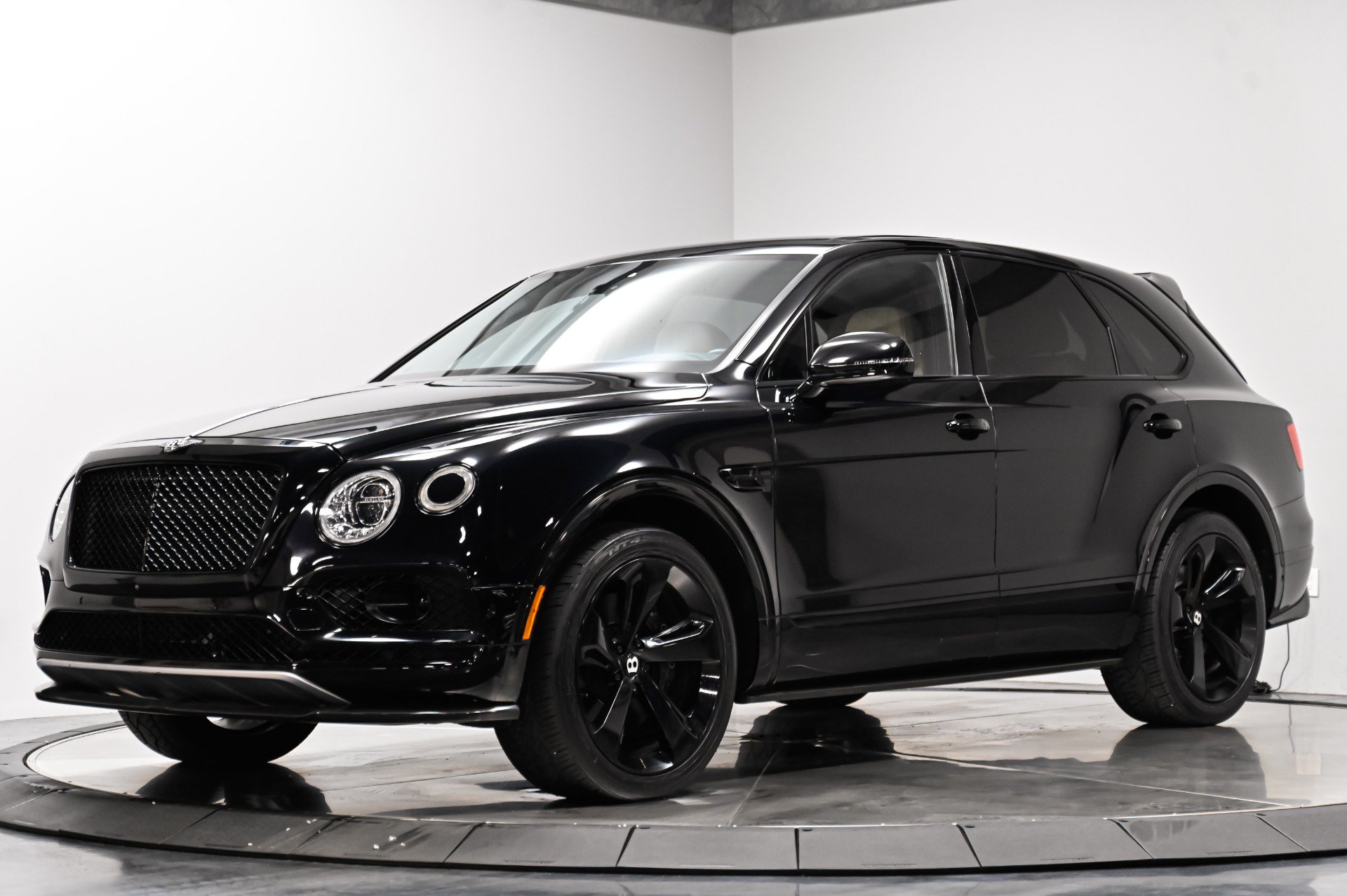 Used 2018 Bentley Bentayga w/ Black Specification AWD/4WD image 2