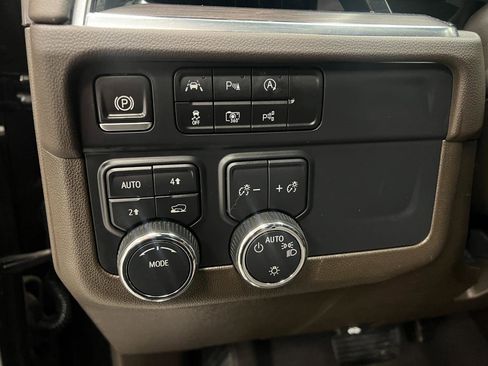 Used 2025 Chevrolet Suburban LT image 22