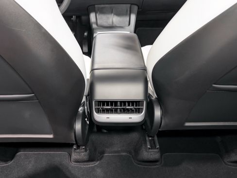 Used 2024 Tesla Model Y Long Range RWD image 19