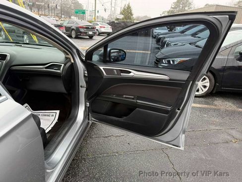 Used 2020 Ford Fusion SE image 11