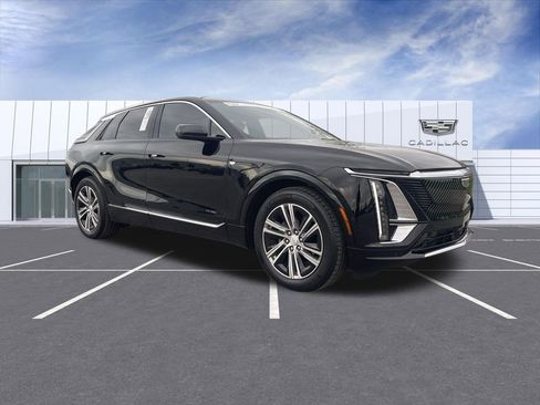 Used 2024 Cadillac Lyriq Luxury w/ LPO, Floor Liner Package AWD/4WD image 2