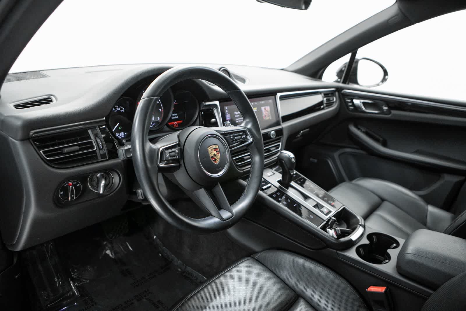 Certified 2024 Porsche Macan S AWD/4WD image 4