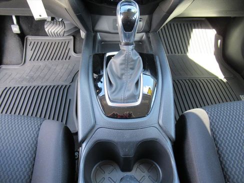 Used 2020 Nissan Rogue Sport S image 21