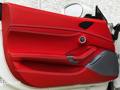 Used 2019 Ferrari Portofino RWD image 20