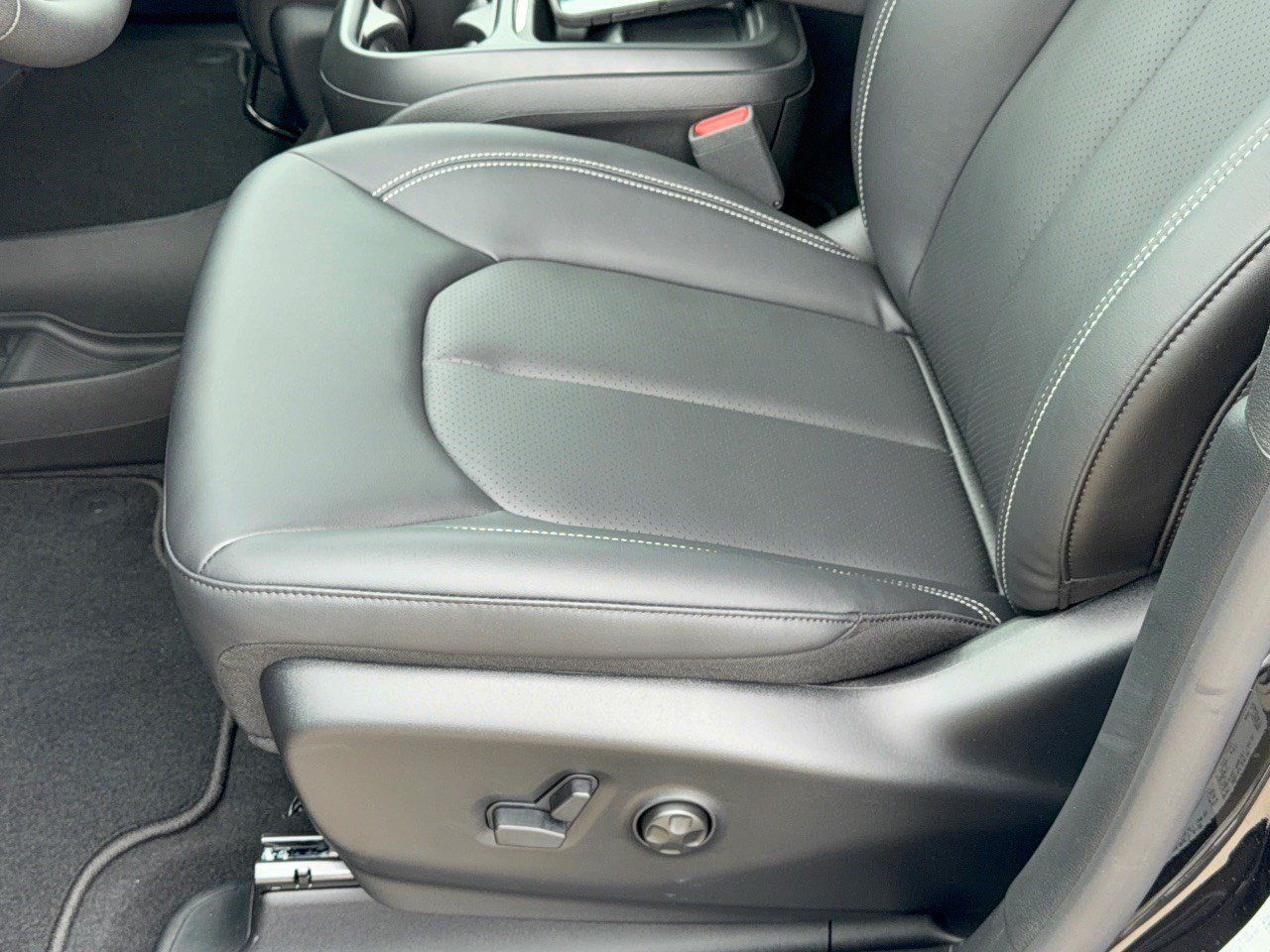 New 2027 Chrysler Pacifica Select FWD image 16