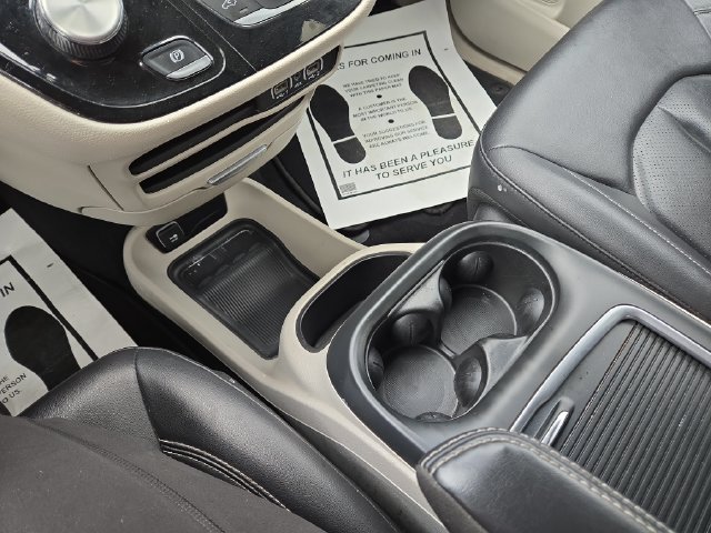 Used 2024 Chrysler Pacifica Touring-L FWD image 25
