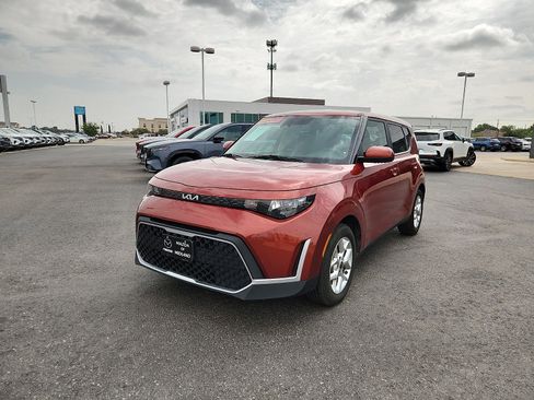 Used 2024 Kia Soul LX w/ Option Group 015 FWD image 3