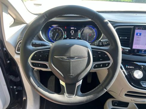 Used 2023 Chrysler Pacifica Touring-L FWD image 15