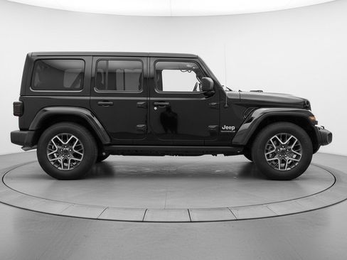 Used 2025 Jeep Wrangler Sahara image 11