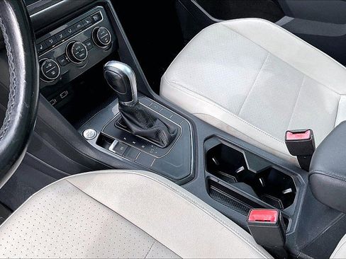 Used 2018 Volkswagen Tiguan SE w/ Panoramic Sunroof Package FWD image 17