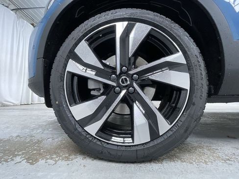 New 2025 Volvo XC40 B5 Plus w/ Protection Package Premier image 17