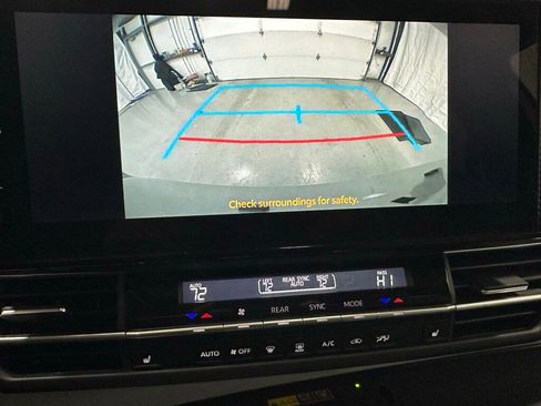 Used 2025 Toyota Sienna XLE image 40