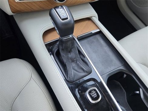 Used 2022 Volvo XC90 T6 Momentum w/ Climate Package image 21