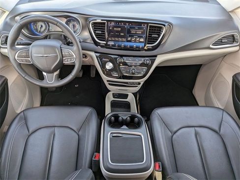 Certified 2024 Chrysler Pacifica Touring-L image 25