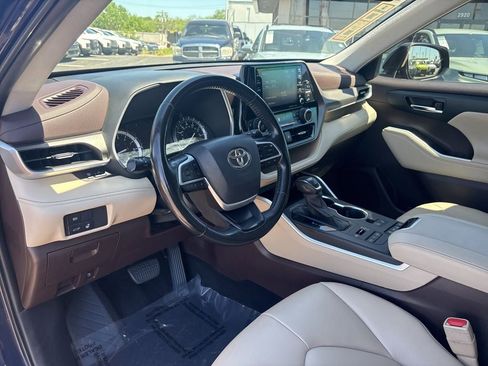 Used 2022 Toyota Highlander XLE AWD/4WD image 12