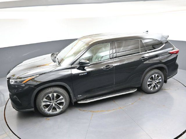 Used 2021 Toyota Highlander XLE AWD/4WD image 38