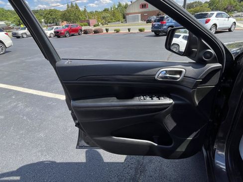 Used 2019 Jeep Grand Cherokee Laredo w/ Laredo X Package AWD/4WD image 29
