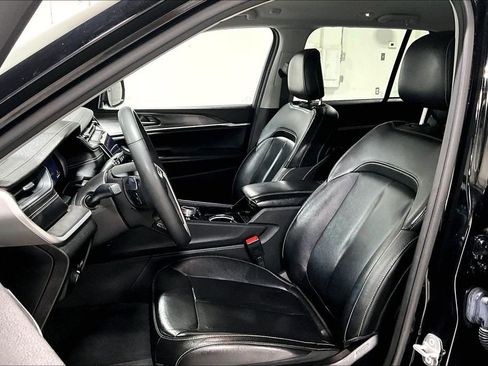 Used 2023 Jeep Grand Cherokee Limited w/ Black Appearance Package image 33