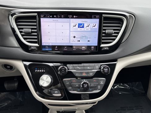 Used 2023 Chrysler Pacifica Touring-L FWD image 17