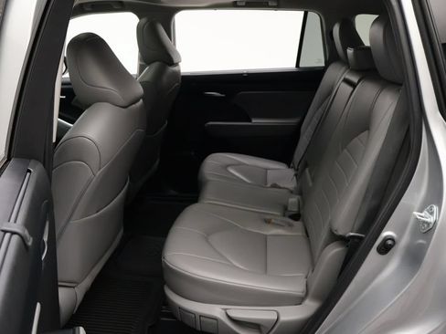 Used 2023 Toyota Highlander XLE FWD image 19