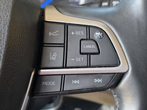 Used 2023 Toyota Highlander LE AWD/4WD image 29