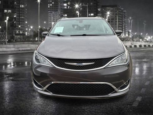 Used 2018 Chrysler Pacifica Touring-L Plus w/ Tire & Wheel Group FWD image 9