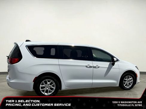 Used 2023 Chrysler Voyager LX FWD image 7
