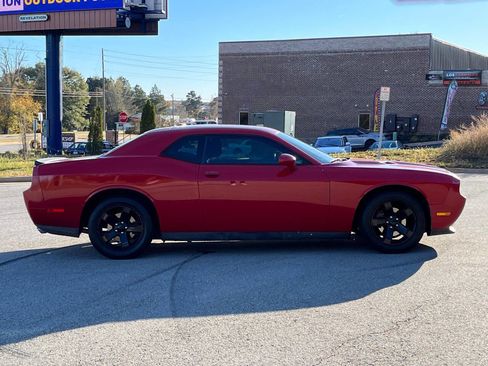 Used 2013 Dodge Challenger SXT image 4