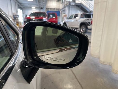 Used 2024 Chrysler Pacifica Touring-L image 36