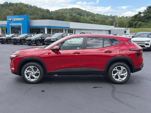New 2026 Chevrolet Trax LS w/ LS Convenience Package FWD image 2