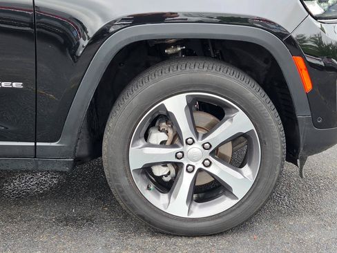 Used 2025 Jeep Grand Cherokee Limited w/ Luxury Tech Group II RWD image 18