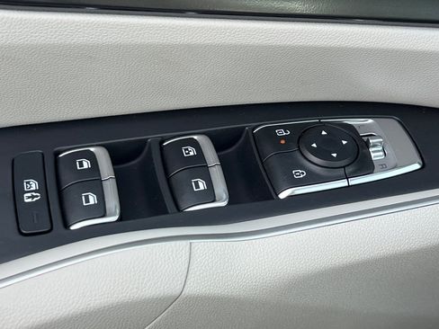 Certified 2025 Kia Sorento S image 12