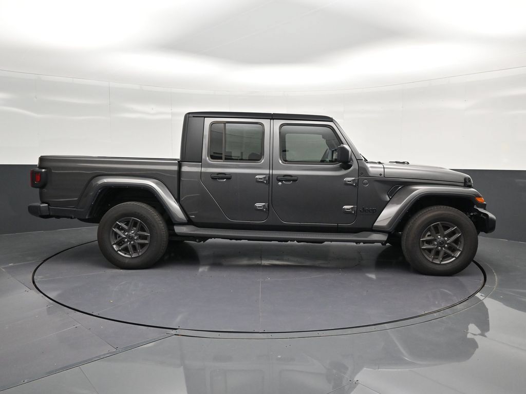 Used 2025 Jeep Gladiator Sport AWD/4WD image 4