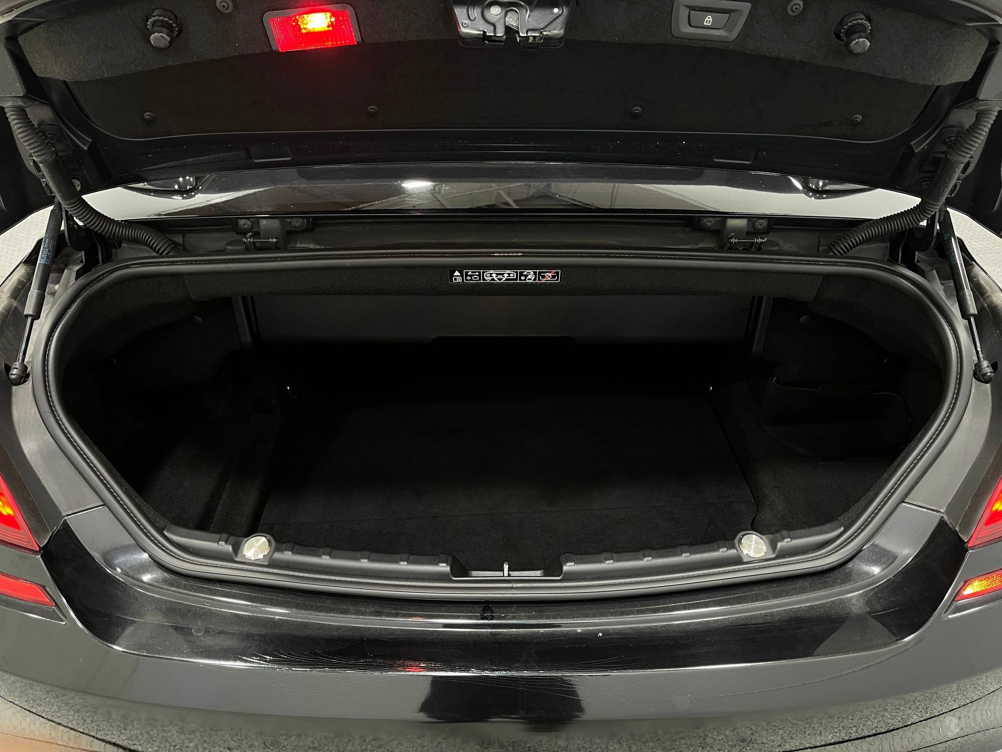 Used 2015 BMW M6 Convertible RWD image 25