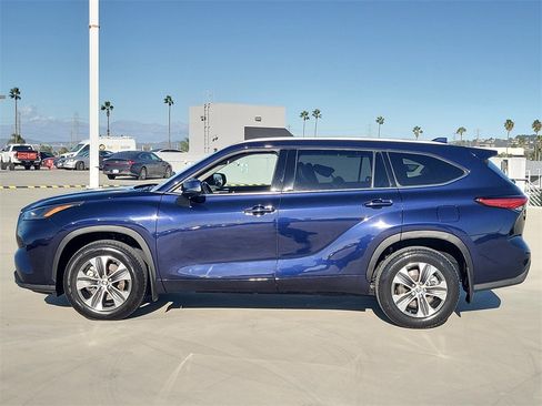 Used 2022 Toyota Highlander XLE image 2