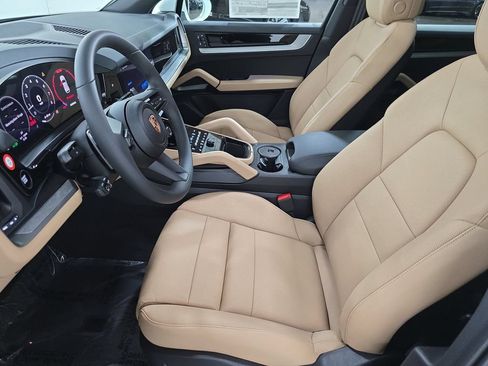 Certified 2026 Porsche Cayenne AWD/4WD image 5