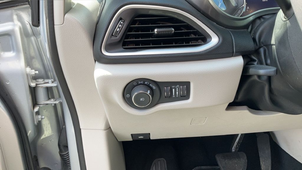 Used 2024 Chrysler Pacifica Touring-L FWD image 31