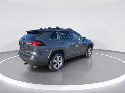 Used 2021 Toyota RAV4 XLE Premium image 8