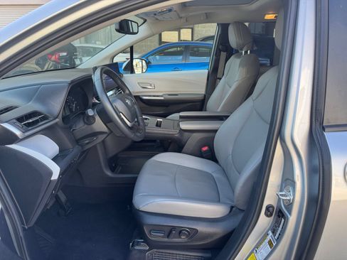 Used 2025 Toyota Sienna XLE FWD image 24