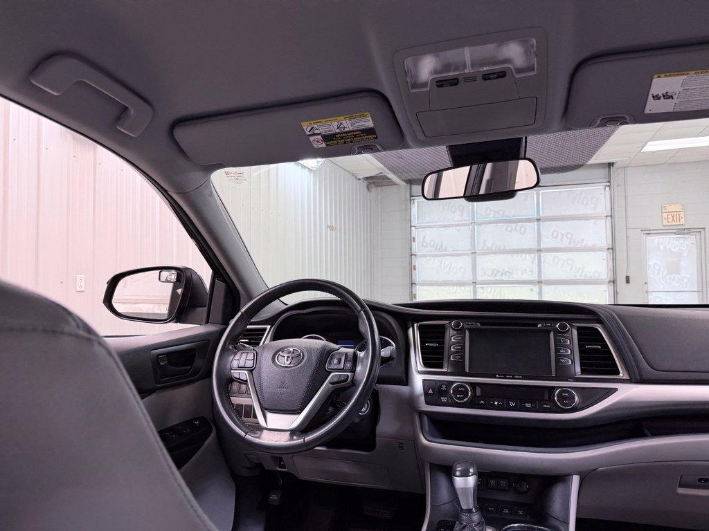 Used 2018 Toyota Highlander Plus AWD/4WD image 28