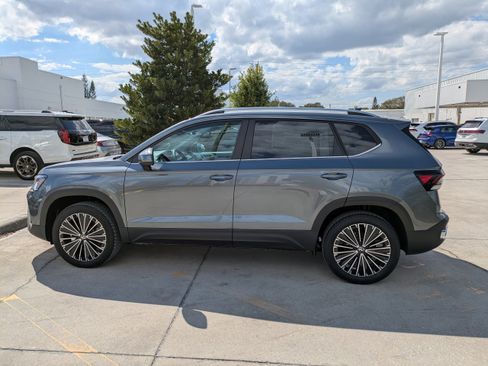 New 2026 Volkswagen Taos SE image 7