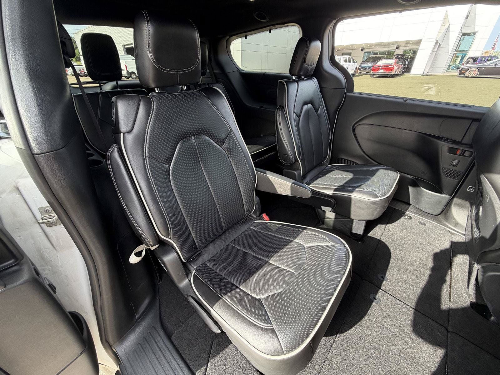 Used 2025 Chrysler Pacifica Limited FWD image 19
