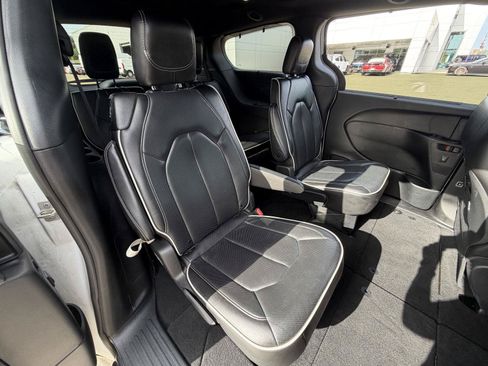 Used 2025 Chrysler Pacifica Limited FWD image 19