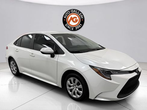 Used 2022 Toyota Corolla LE FWD image 1