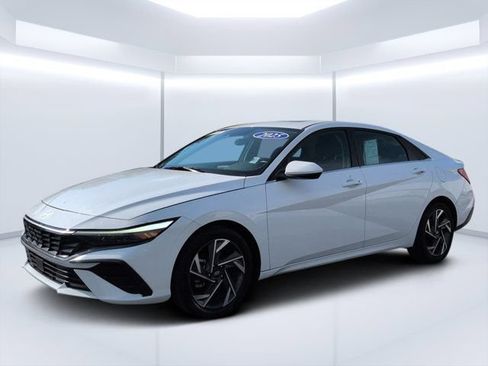 Used 2025 Hyundai Elantra SEL FWD image 7