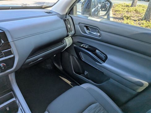 Used 2022 Nissan Pathfinder S image 20